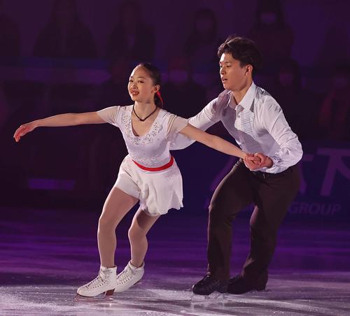 ブルーム・オン・アイス2024で演技する清水咲衣（左）と本田ルーカス剛史（撮影・上田博志）