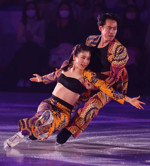 ブルーム・オン・アイス2024で演技する村元哉中（左）と高橋大輔（撮影・上田博志）
