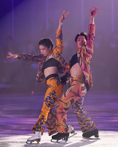 ブルーム・オン・アイス2024で演技する村元哉中（左）と高橋大輔（撮影・上田博志）