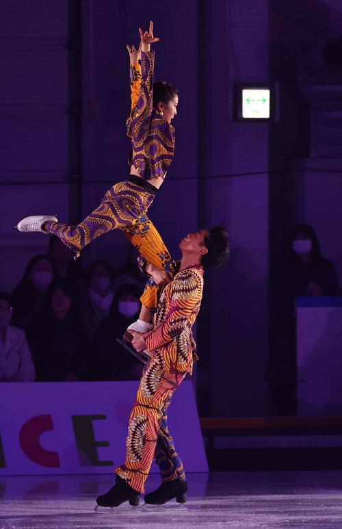 ブルーム・オン・アイス2024で演技する村元哉中（上）と高橋大輔（撮影・上田博志）