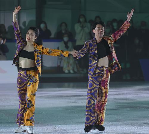 ブルーム・オン・アイス2024で演技する村元哉中（左）と高橋大輔（撮影・上田博志）