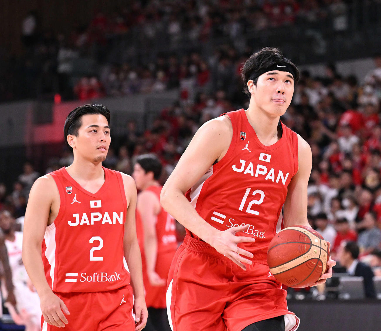 日本対アンゴラ　試合前練習する渡辺（右）と富樫（撮影・滝沢徹郎）