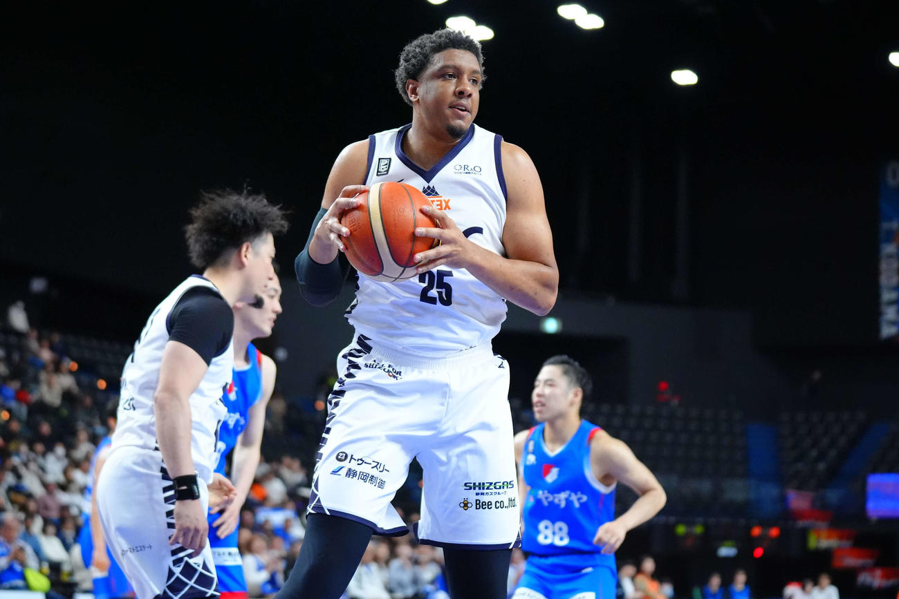 ボールを手にするベルテックス静岡のケニー・ローソン（C）B・LEAGUE
