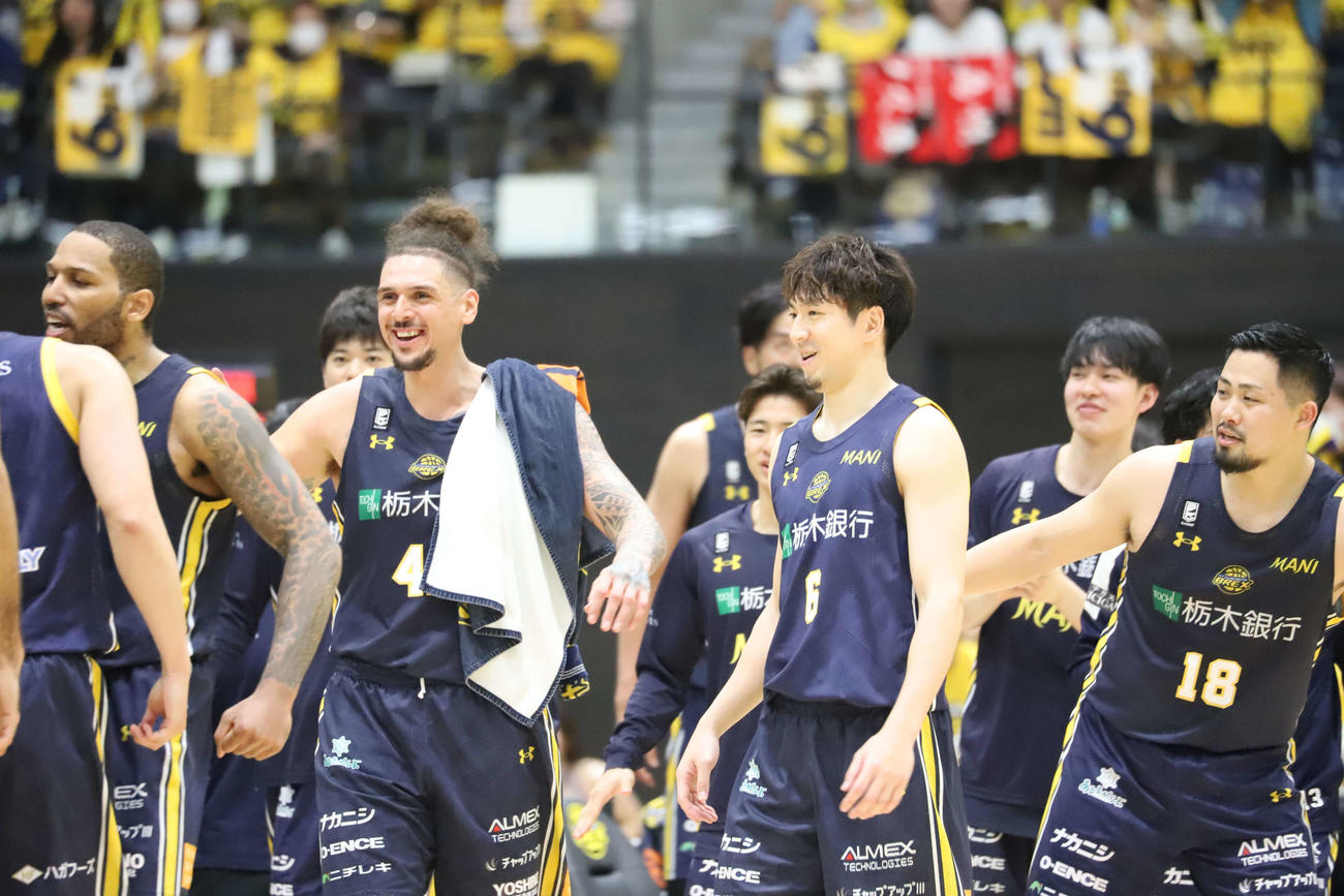 宇都宮対A東京　地区2位のアルバルク東京の直接対決第1戦を制し、3季ぶり地区Vに王手をかけた宇都宮ブレックスの比江島慎ら選手たち（撮影・沢田啓太郎）