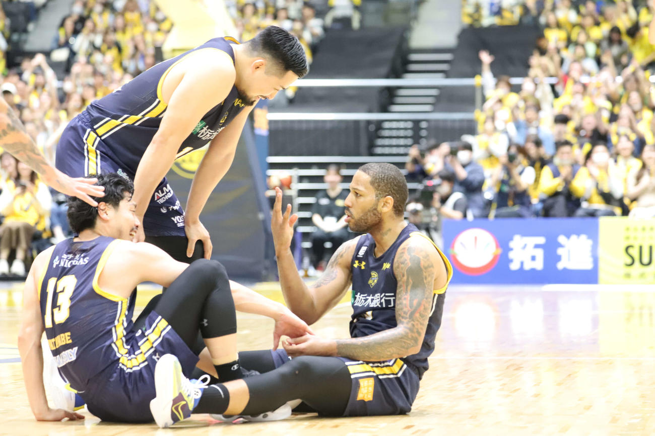 宇都宮対A東京　宇都宮ニュービルは3Pシュートでバスケットカウントとなり、指を4本立てる（撮影・沢田啓太郎）