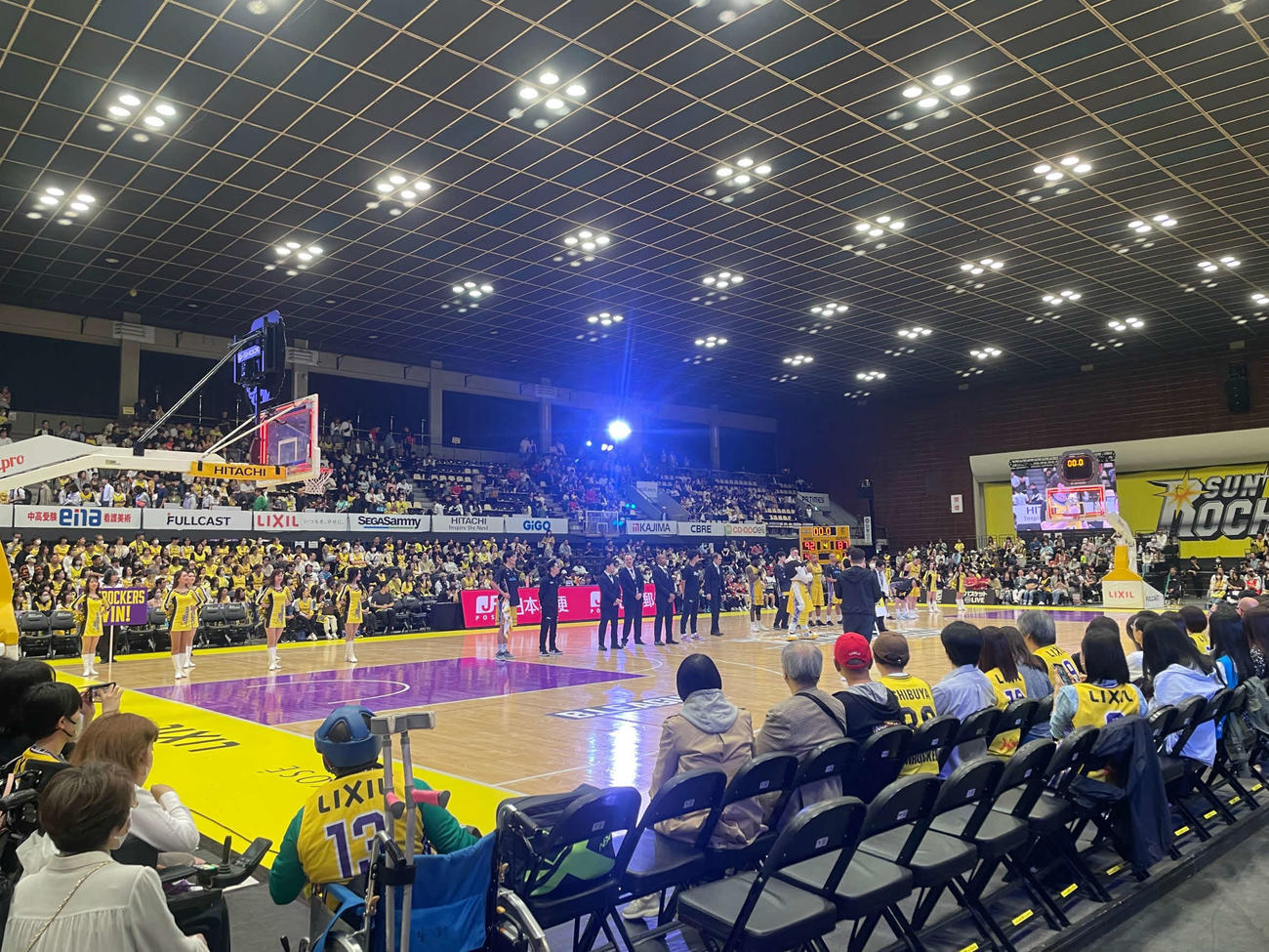 勝利後、ファンにあいさつするB1SR渋谷の選手たち