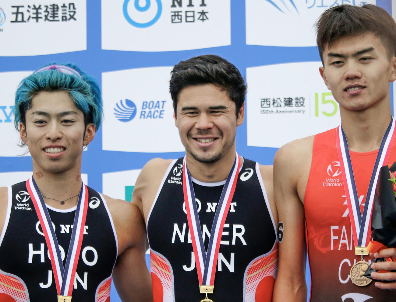 男子で優勝したニナー賢治（中央）（共同）