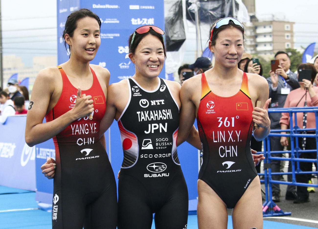 女子で優勝した高橋侑子（中央）（共同）