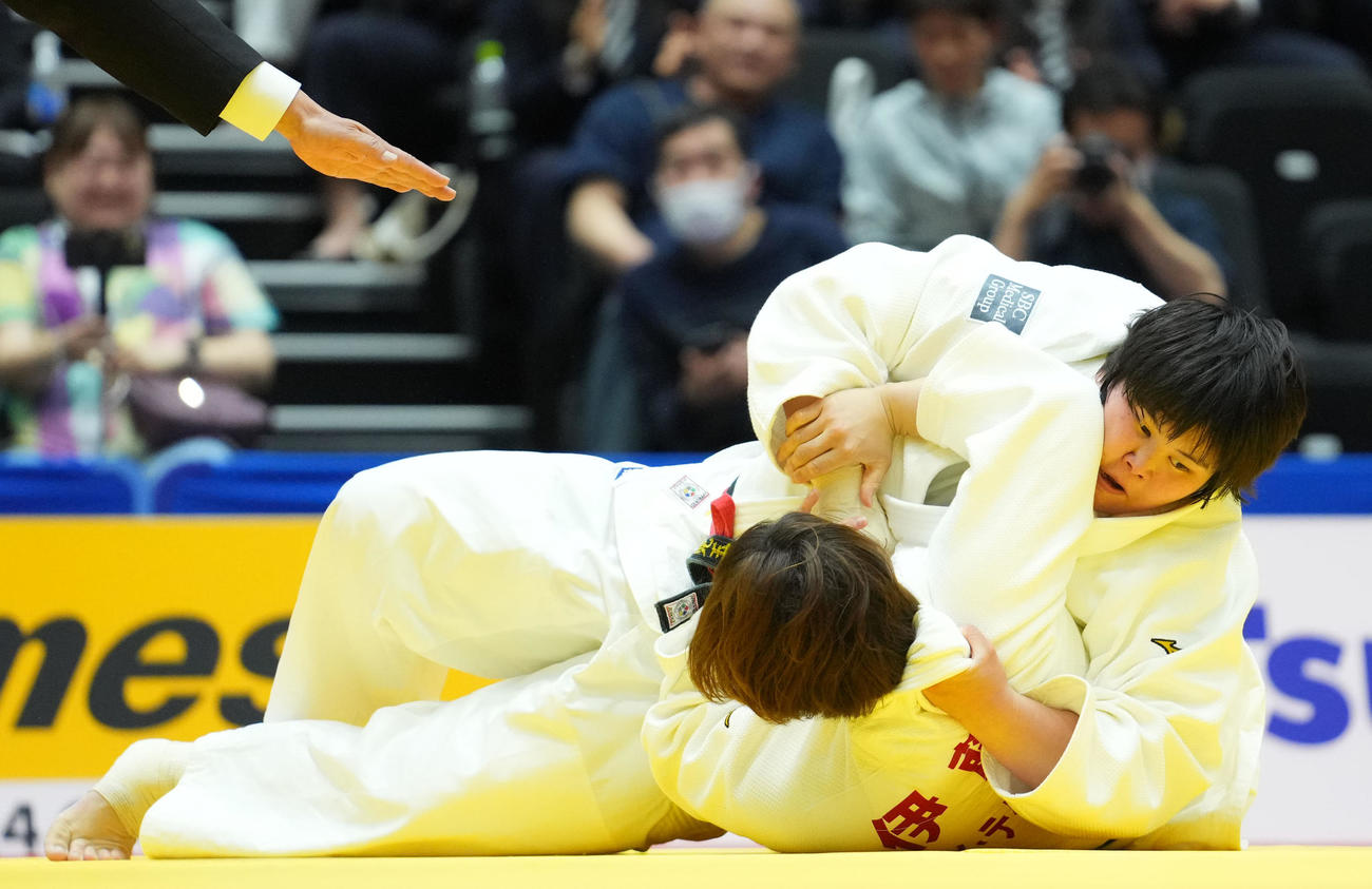 伊藤（左）を攻める児玉（撮影・横山健太）