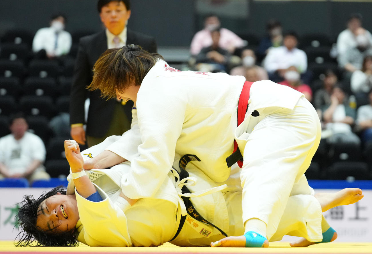 椋木（左）を攻める瀬川（撮影・横山健太）