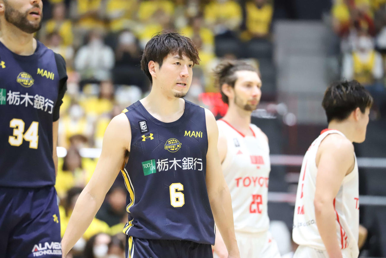 宇都宮対A東京　レギュラーシーズンホーム最終戦で地区優勝を決められず、悔しそうな表情の宇都宮・比江島慎（撮影・沢田啓太郎）