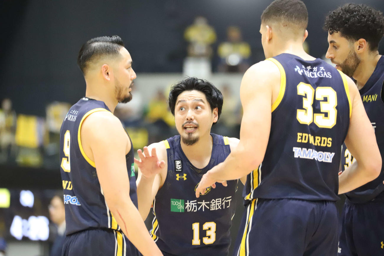 宇都宮対A東京　鬼気迫る表情で仲間に声をかける宇都宮の渡邉裕規（撮影・沢田啓太郎）