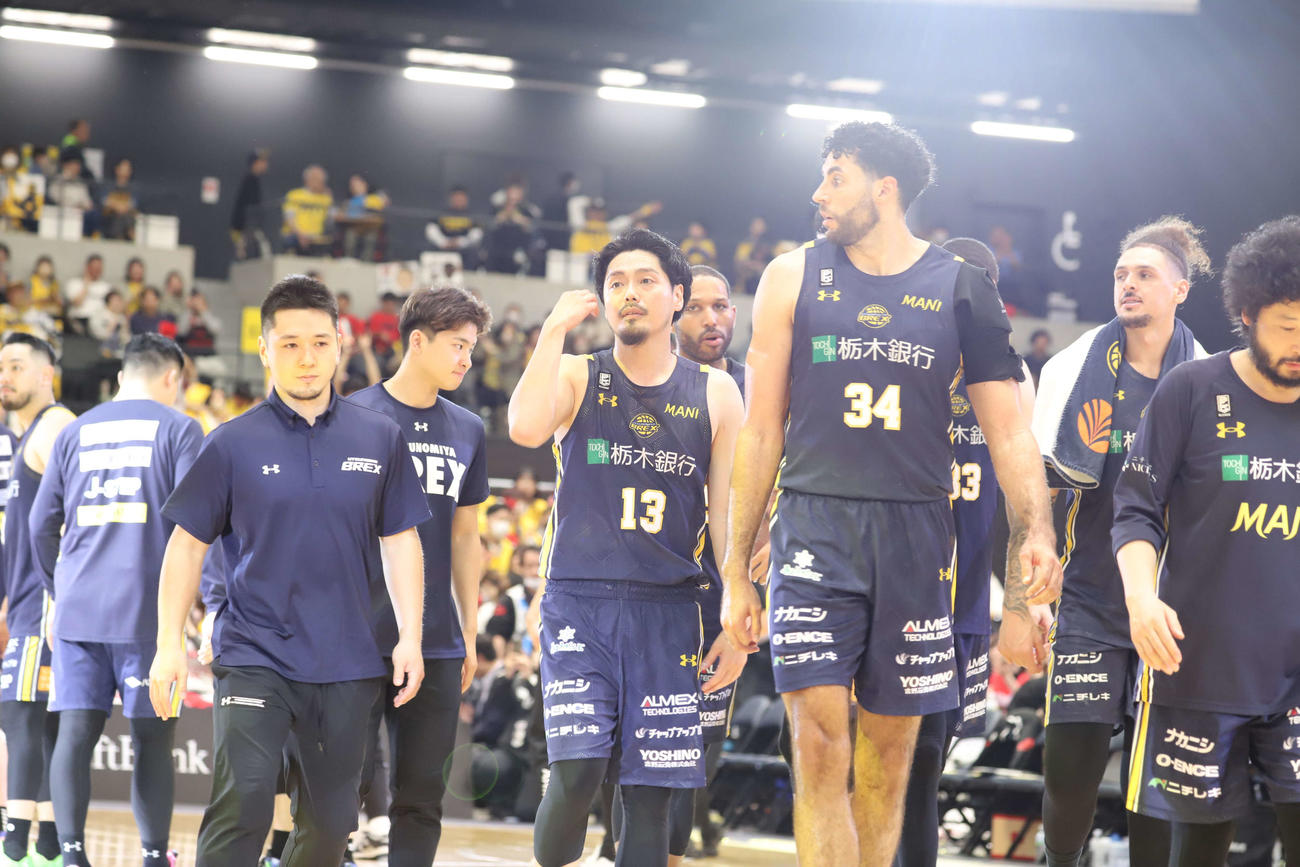 宇都宮対A東京　レギュラーシーズンホーム最終戦で地区優勝を決められず、悔しそうな表情を浮かべる宇都宮の選手たち（撮影・沢田啓太郎）