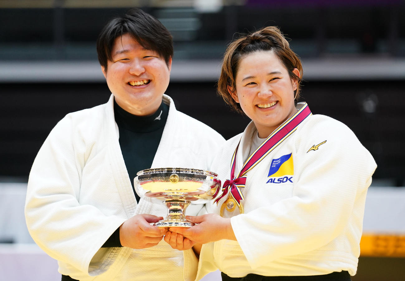 夫の勇気さん（左）と2人で皇后杯を持ち笑顔を見せる瀬川（撮影・横山健太）