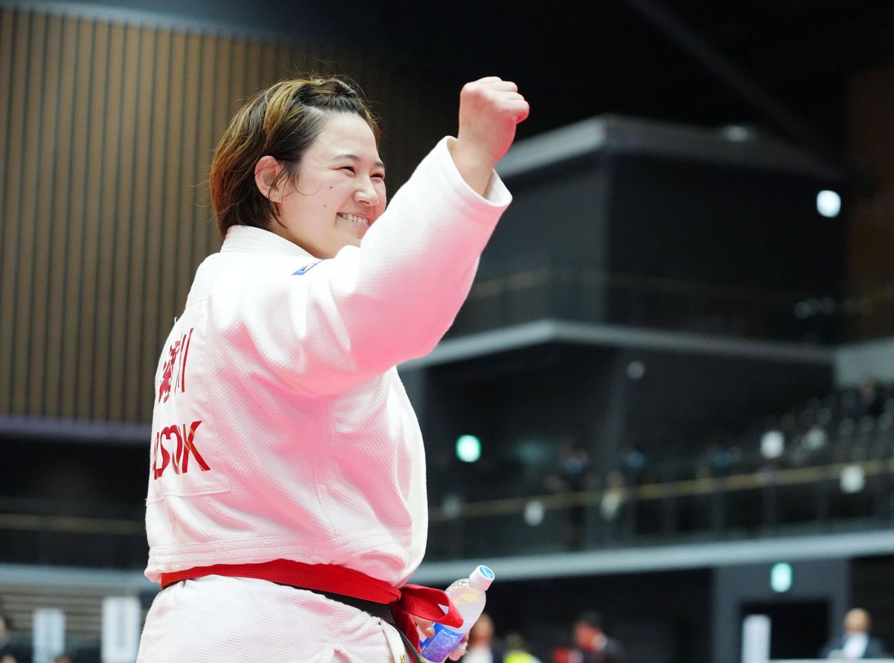 児玉に勝利し笑顔を見せる瀬川（撮影・横山健太）