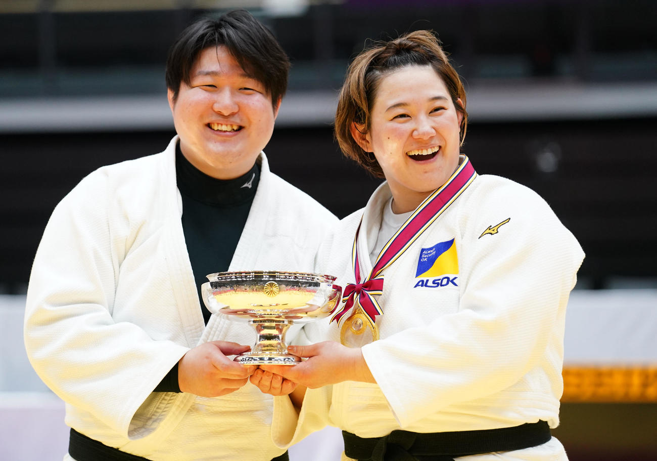 夫の勇気さん（左）と2人で皇后杯を持ち笑顔を見せる瀬川（撮影・横山健太）