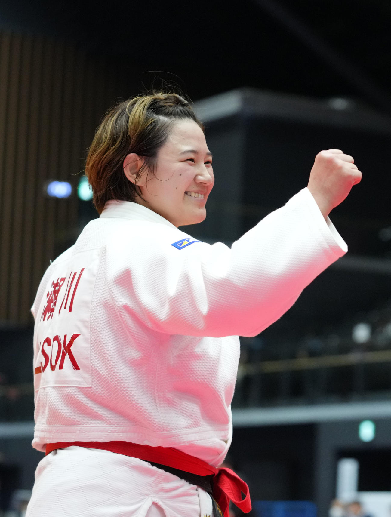 優勝を決め笑顔でガッツポーズする瀬川（撮影・横山健太）