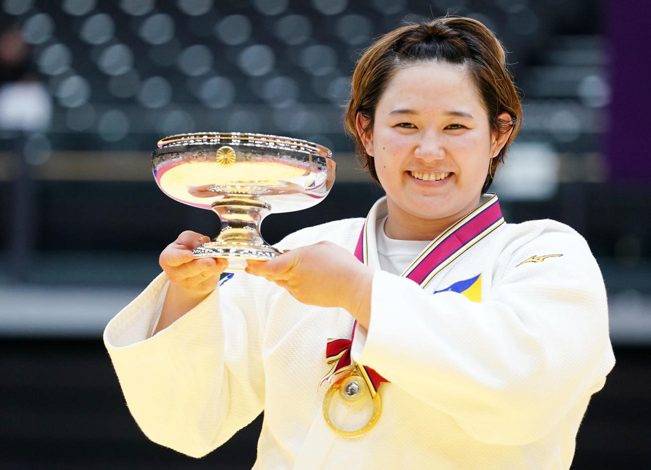 皇后杯を手に笑顔を見せる瀬川（撮影・横山健太）