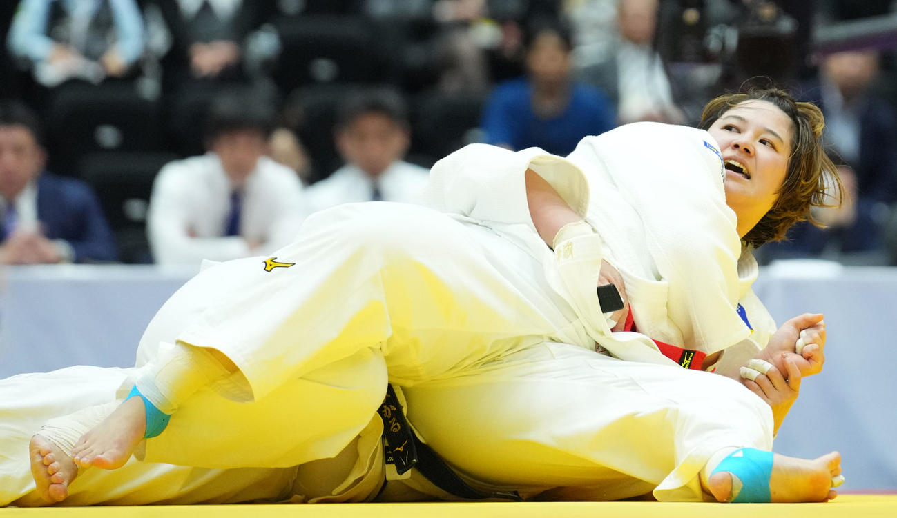 児玉を攻める瀬川（右）（撮影・横山健太）
