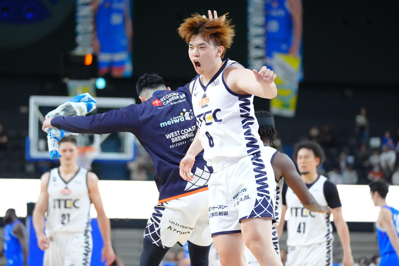 コート上で雄たけびを上げるベルテックス静岡の新川（中央手前）（C）B・LEAGUE