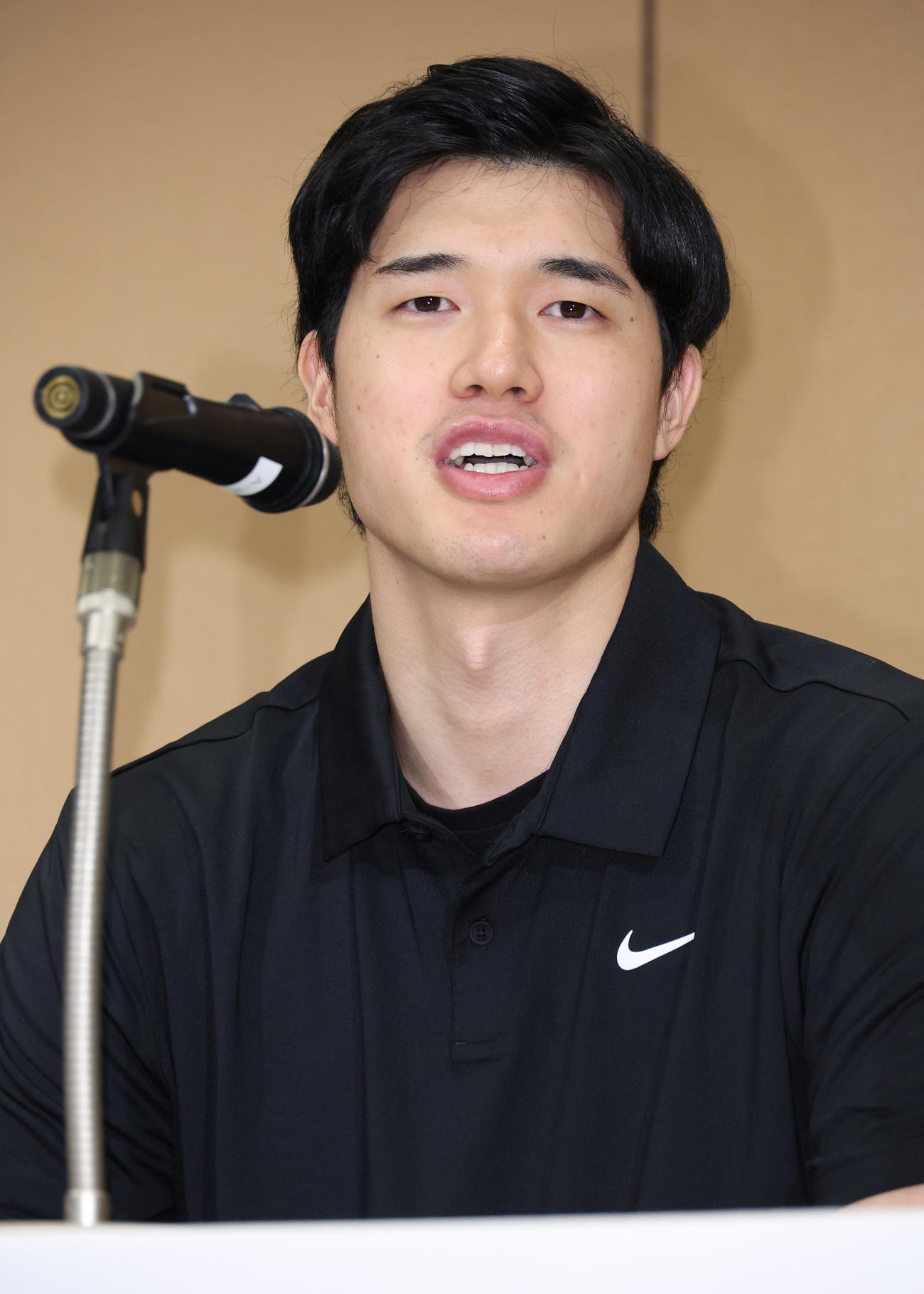 帰国しシーズンをふり返る会見を行う渡辺（撮影・中島郁夫）