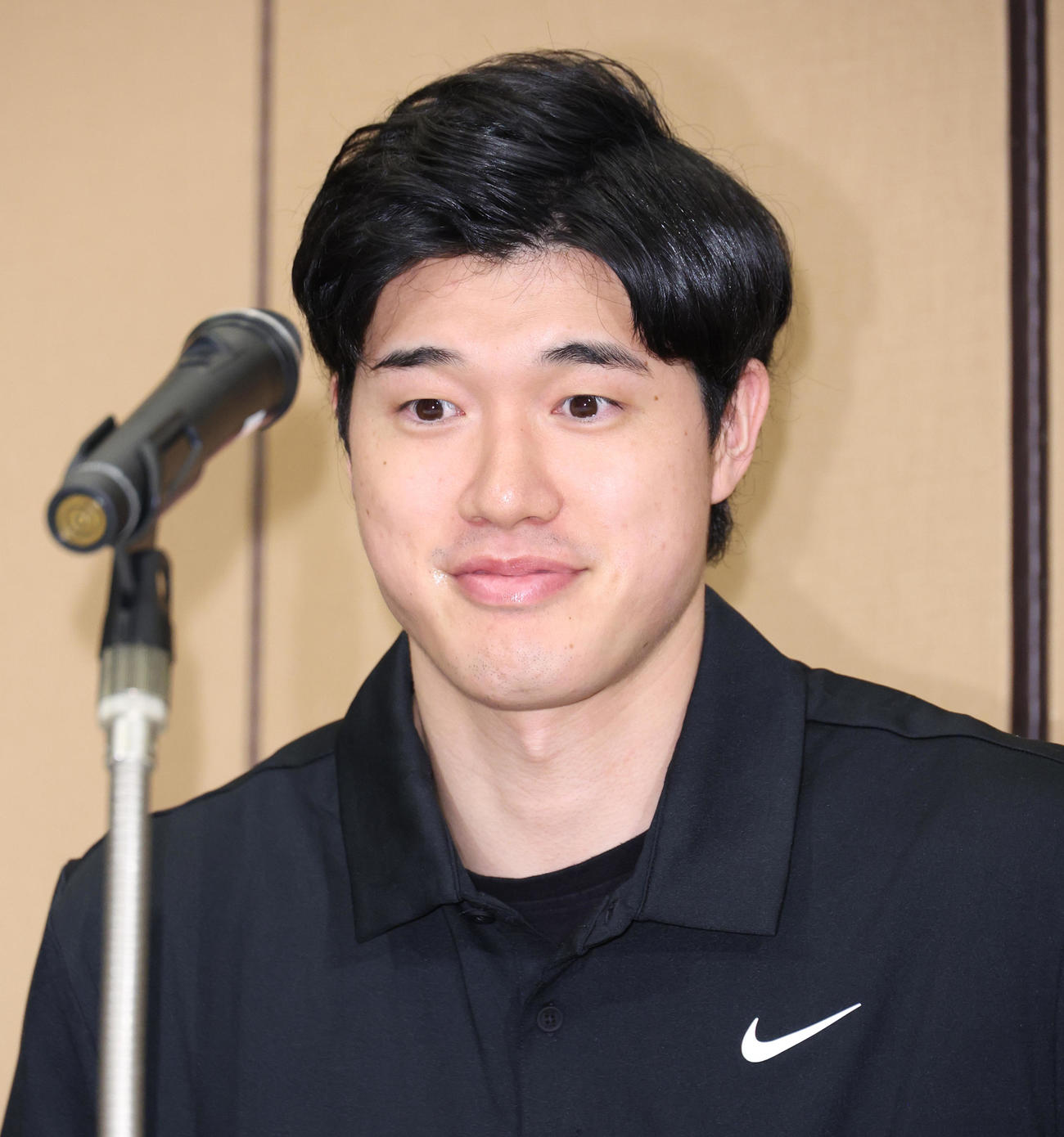 帰国しシーズンをふり返る会見を行うバスケットボール渡辺雄太（撮影・中島郁夫）