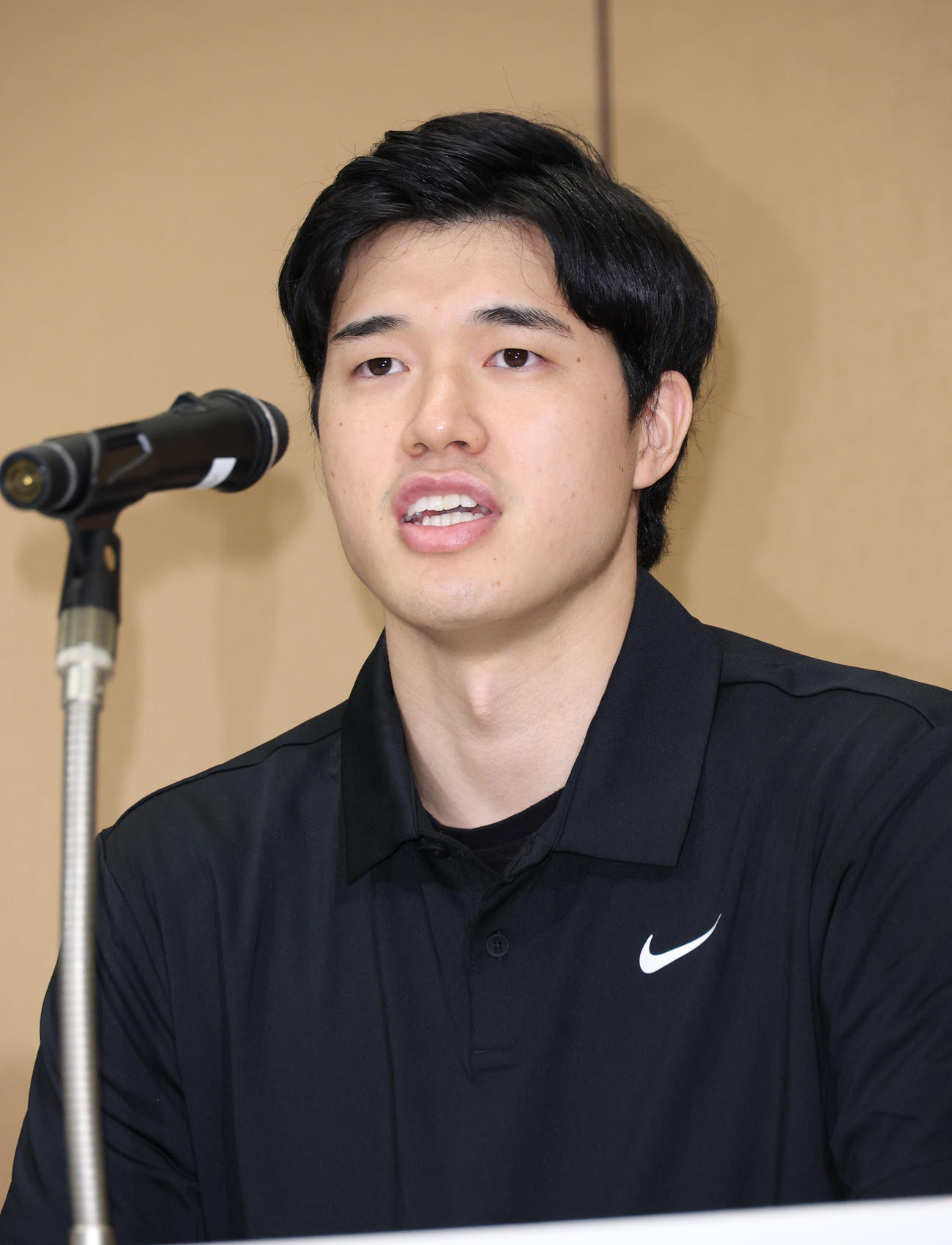 帰国しシーズンをふり返る会見を行うバスケットボール渡辺雄太（撮影・中島郁夫）