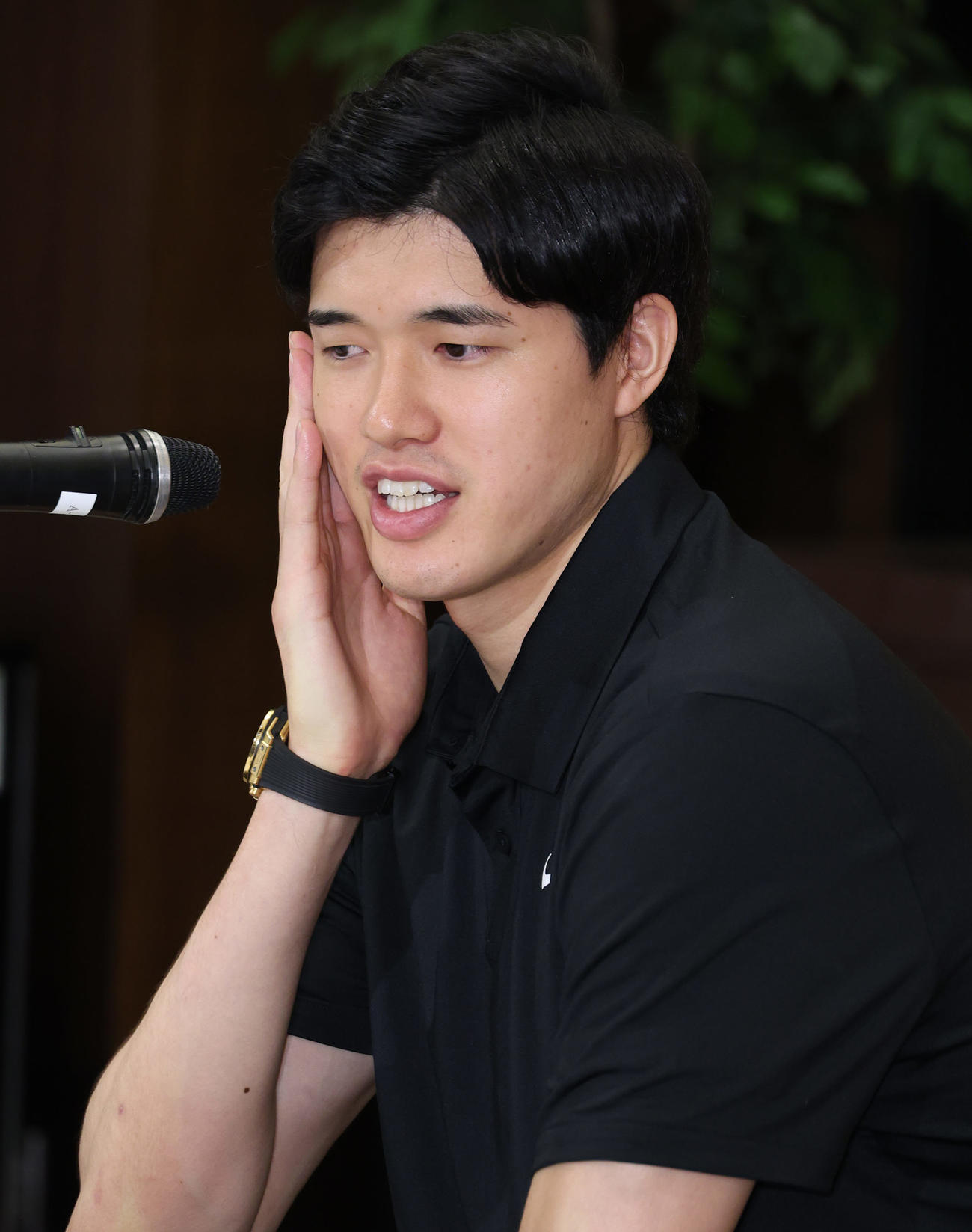帰国しシーズンをふり返る会見を行う渡辺（撮影・中島郁夫）