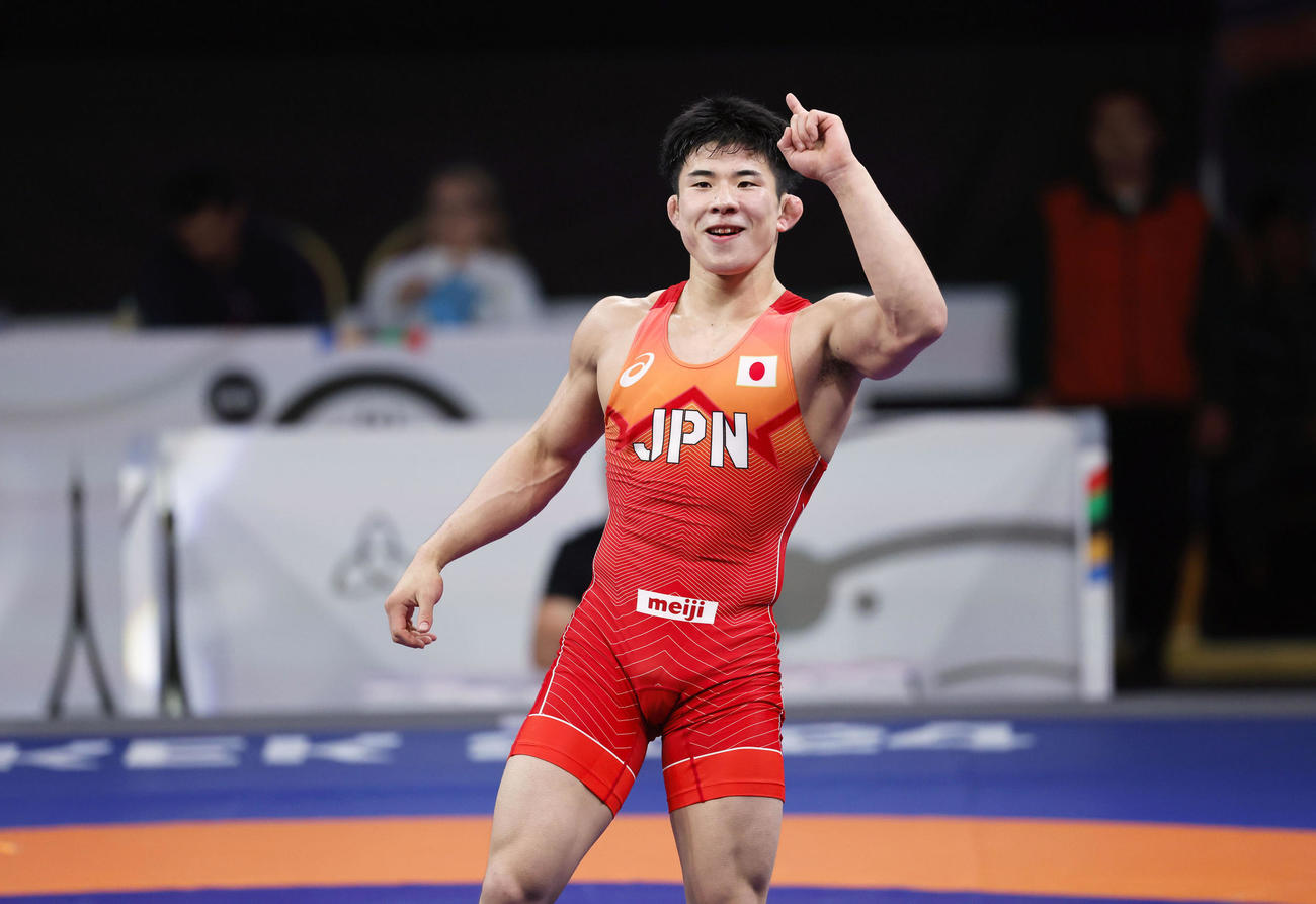 男子グレコローマン67キロ級準決勝で勝利し、五輪出場枠を獲得した曽我部京太郎＝ビシケク（共同）