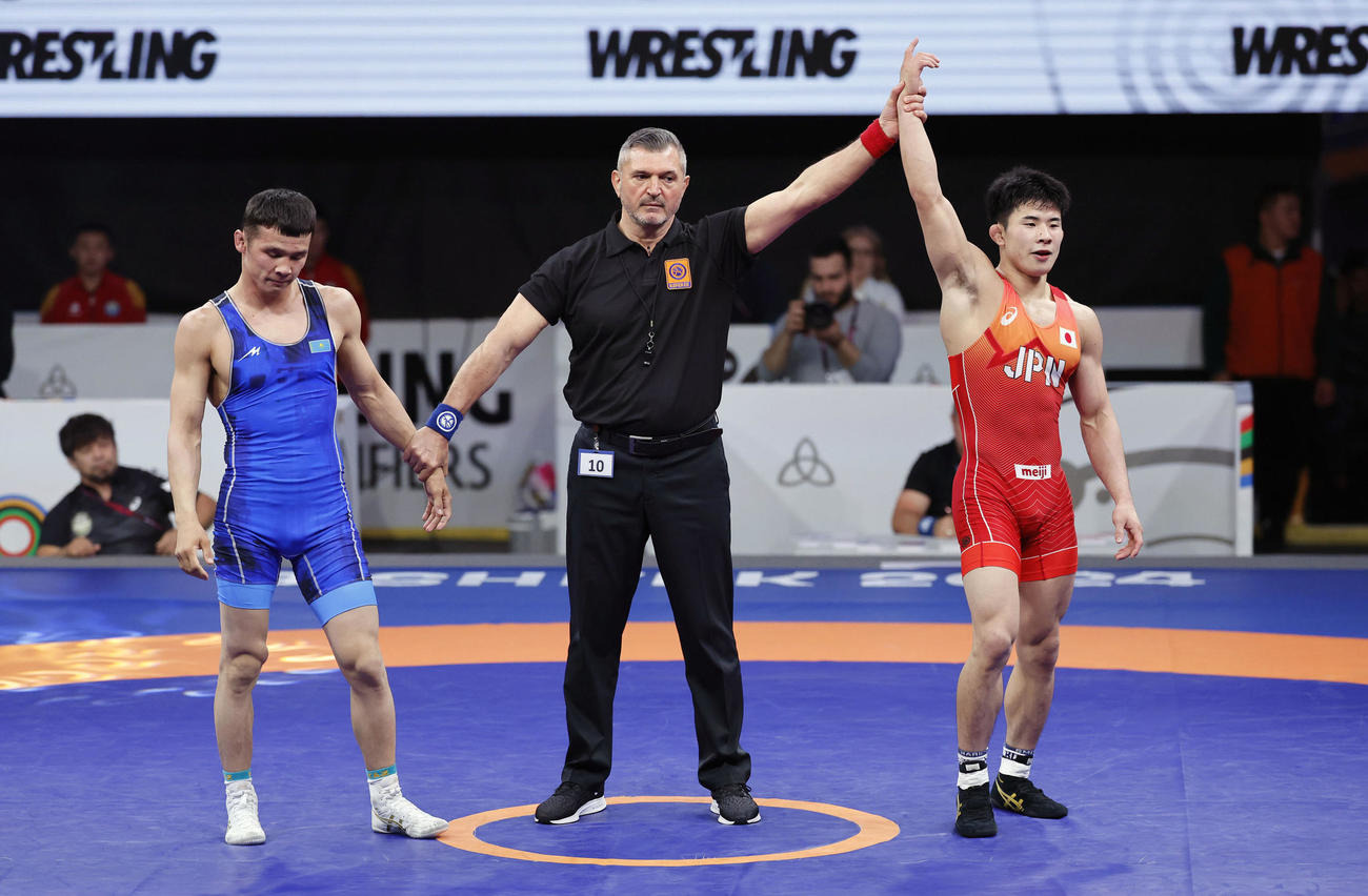 男子グレコローマン67キロ級準決勝でカザフスタン選手（左）に勝ち、五輪出場枠を獲得した曽我部京太郎＝ビシケク（共同）