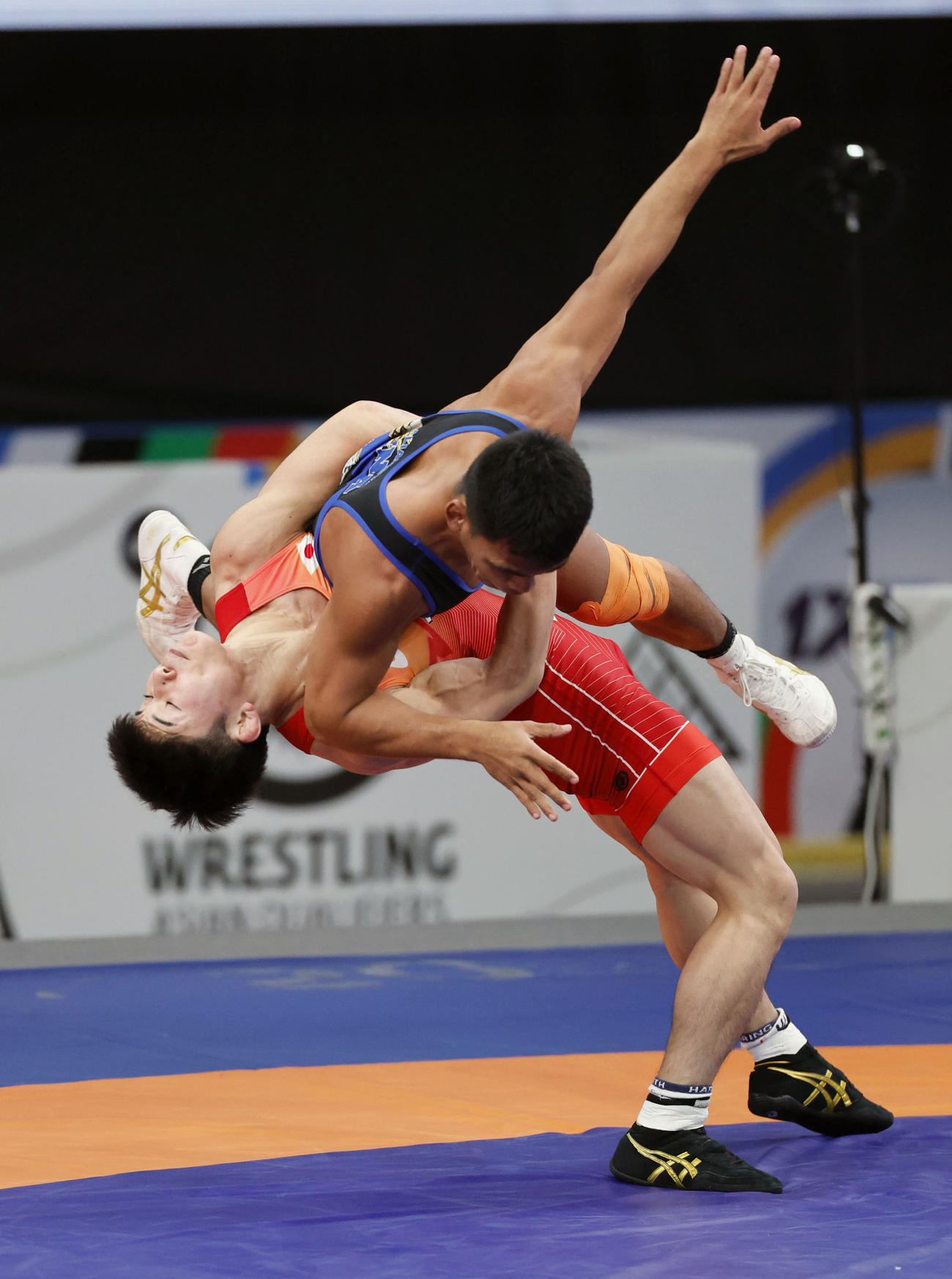 男子グレコローマン67キロ級準々決勝の曽我部京太郎（下）＝ビシケク（共同）