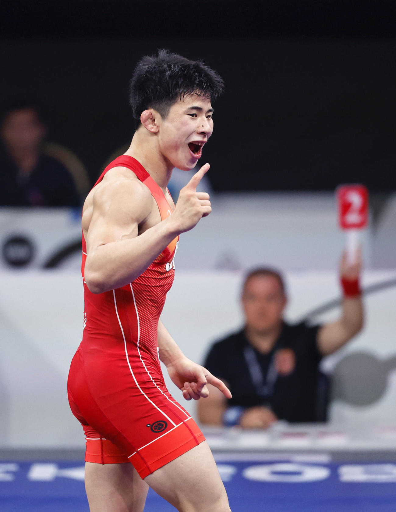 男子グレコローマン67キロ級準決勝で勝利し、五輪出場枠を獲得した曽我部京太郎＝ビシケク（共同）