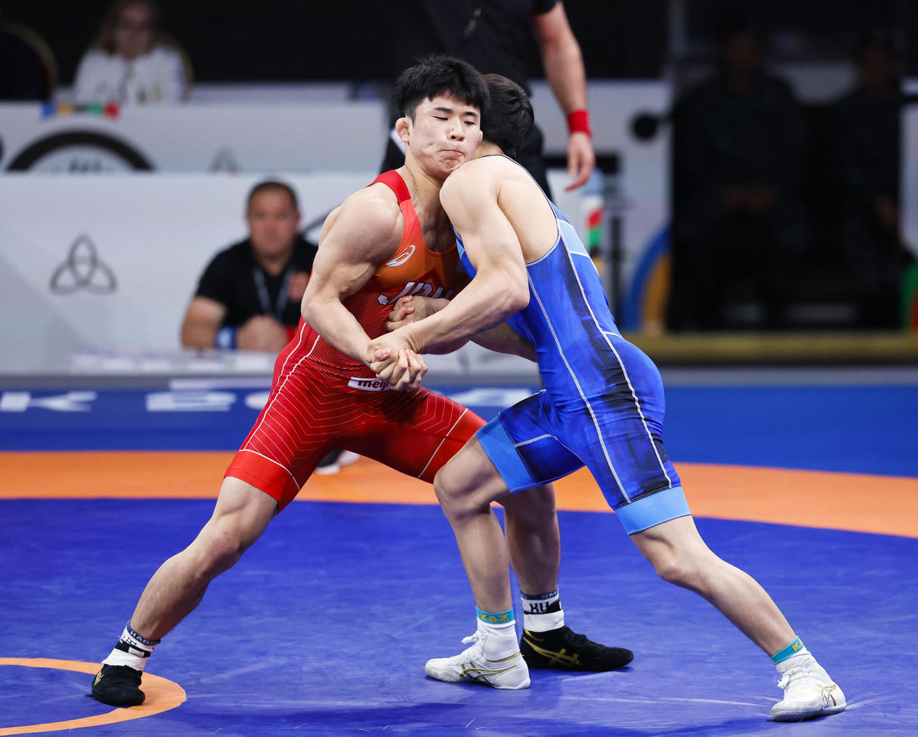 男子グレコローマン67キロ級準決勝　カザフスタン選手と対戦する曽我部京太郎（左）＝ビシケク（共同）