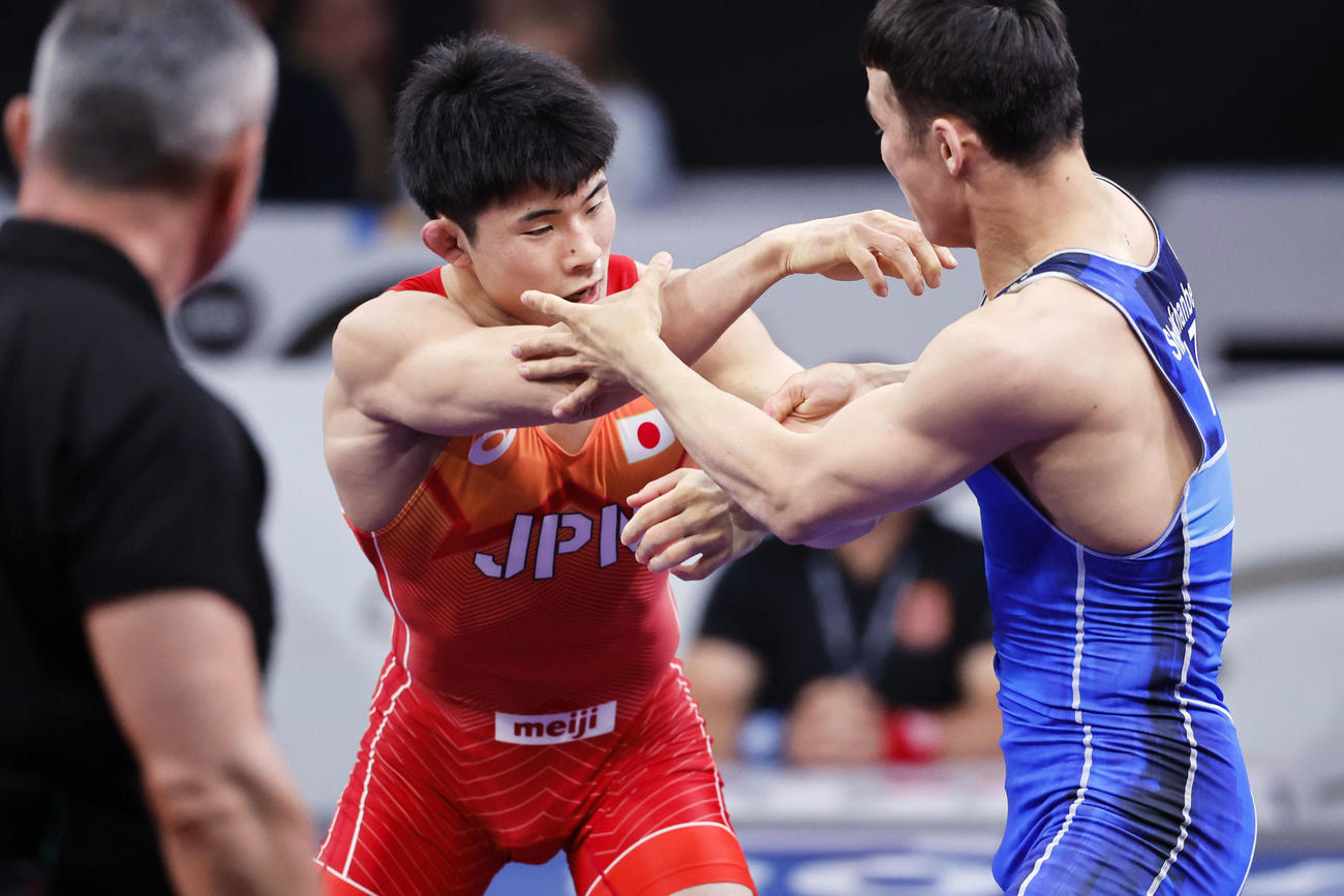 男子グレコローマン67キロ級準決勝　カザフスタン選手（右）と対戦する曽我部京太郎＝ビシケク（共同）