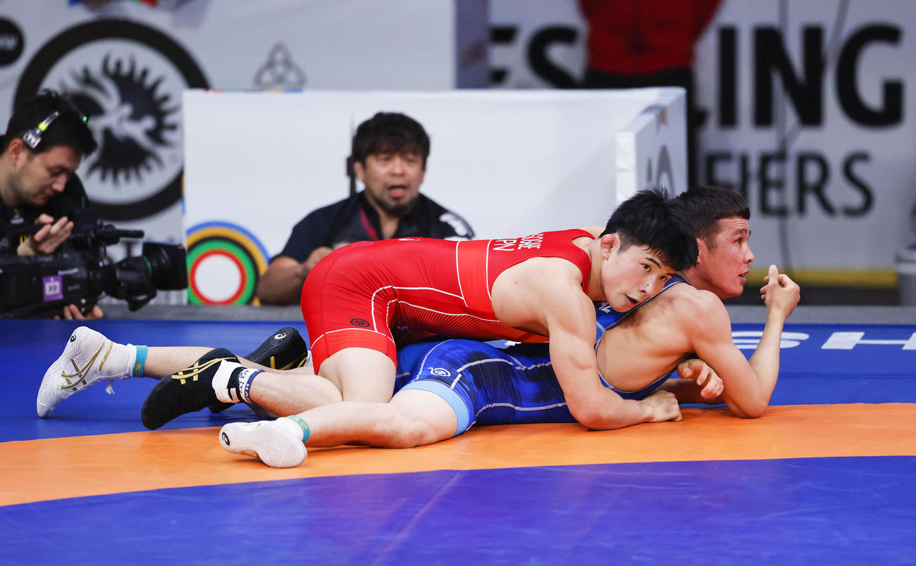 男子グレコローマン67キロ級準決勝　カザフスタン選手（下）を攻める曽我部京太郎＝ビシケク（共同）