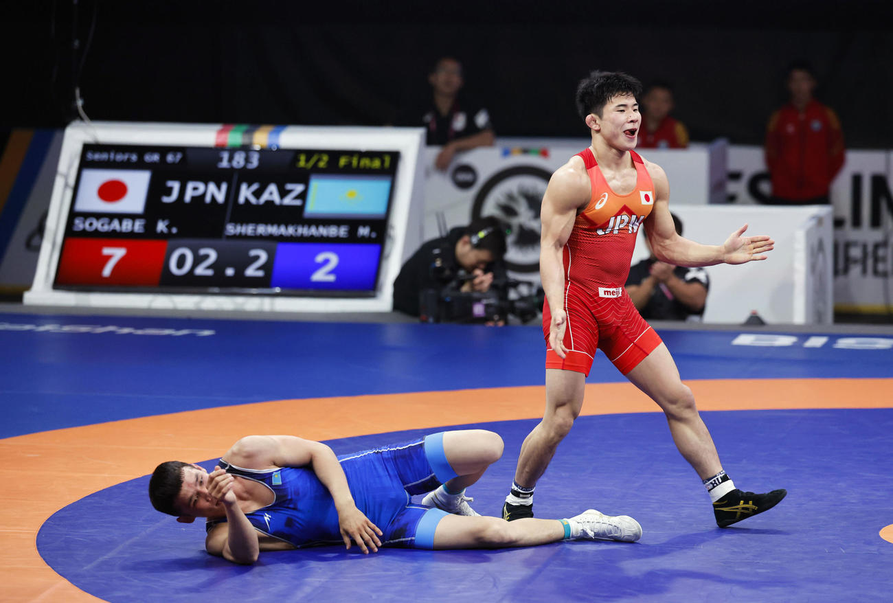 男子グレコローマン67キロ級準決勝でカザフスタン選手（左）に勝ち、五輪出場枠を獲得した曽我部京太郎＝ビシケク（共同）