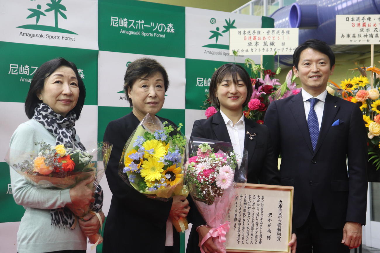贈呈式に出席した、左からグレアム充子コーチ、中野園子コーチ、坂本花織、斎藤元彦兵庫県知事（撮影・竹本穂乃加）