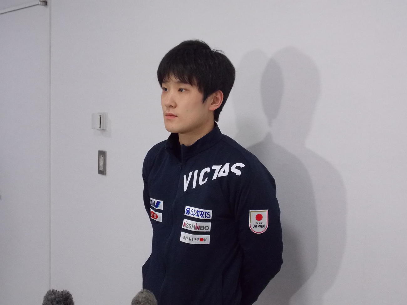銅メダルを獲得したシングルスのW杯から帰国し、思いを語る張本智和（撮影・松本航）