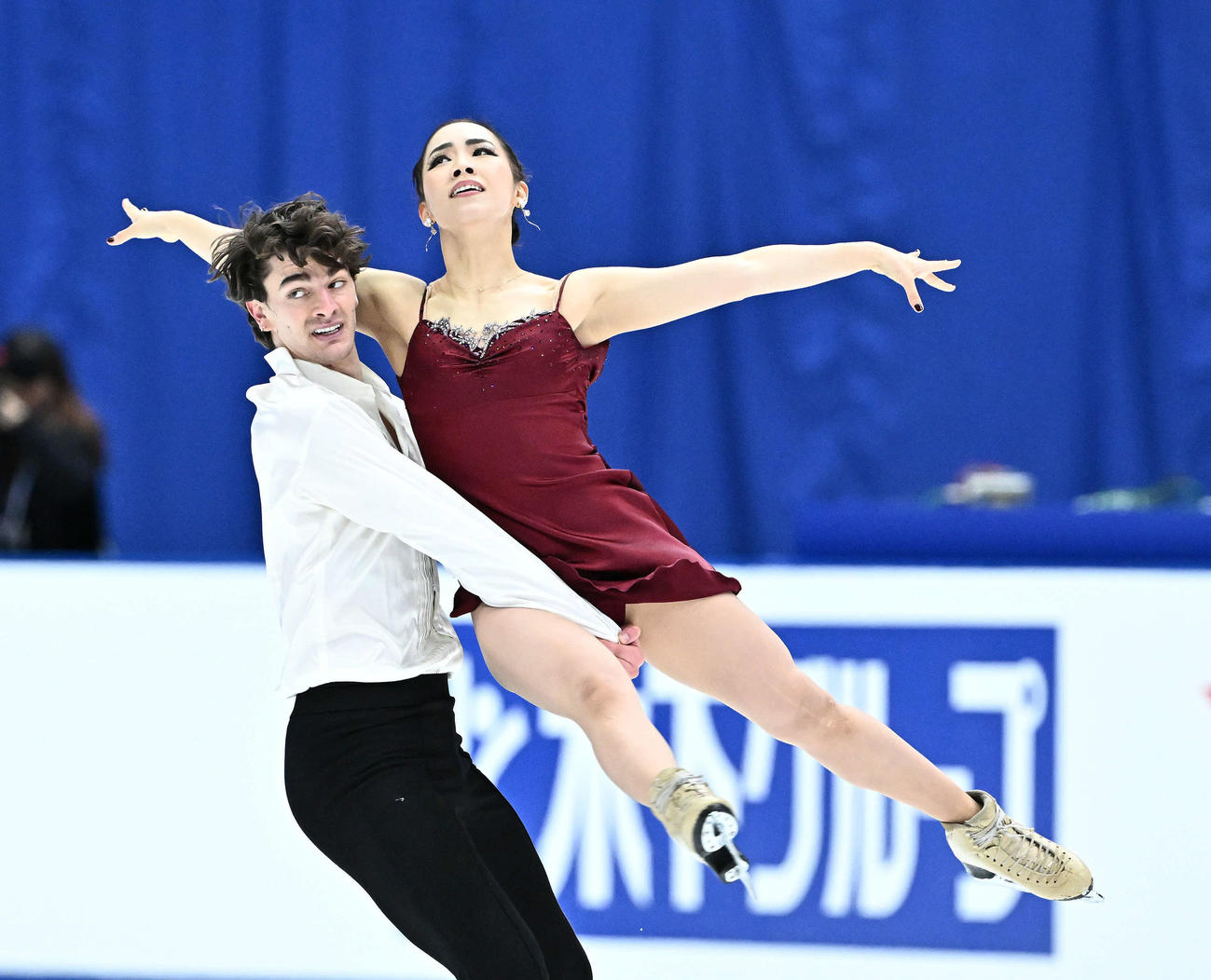 フィギュアスケート全日本選手権でアイスダンス・フリーの演技をする小松原美里（右）と小松原尊（2023年12月24日撮影）