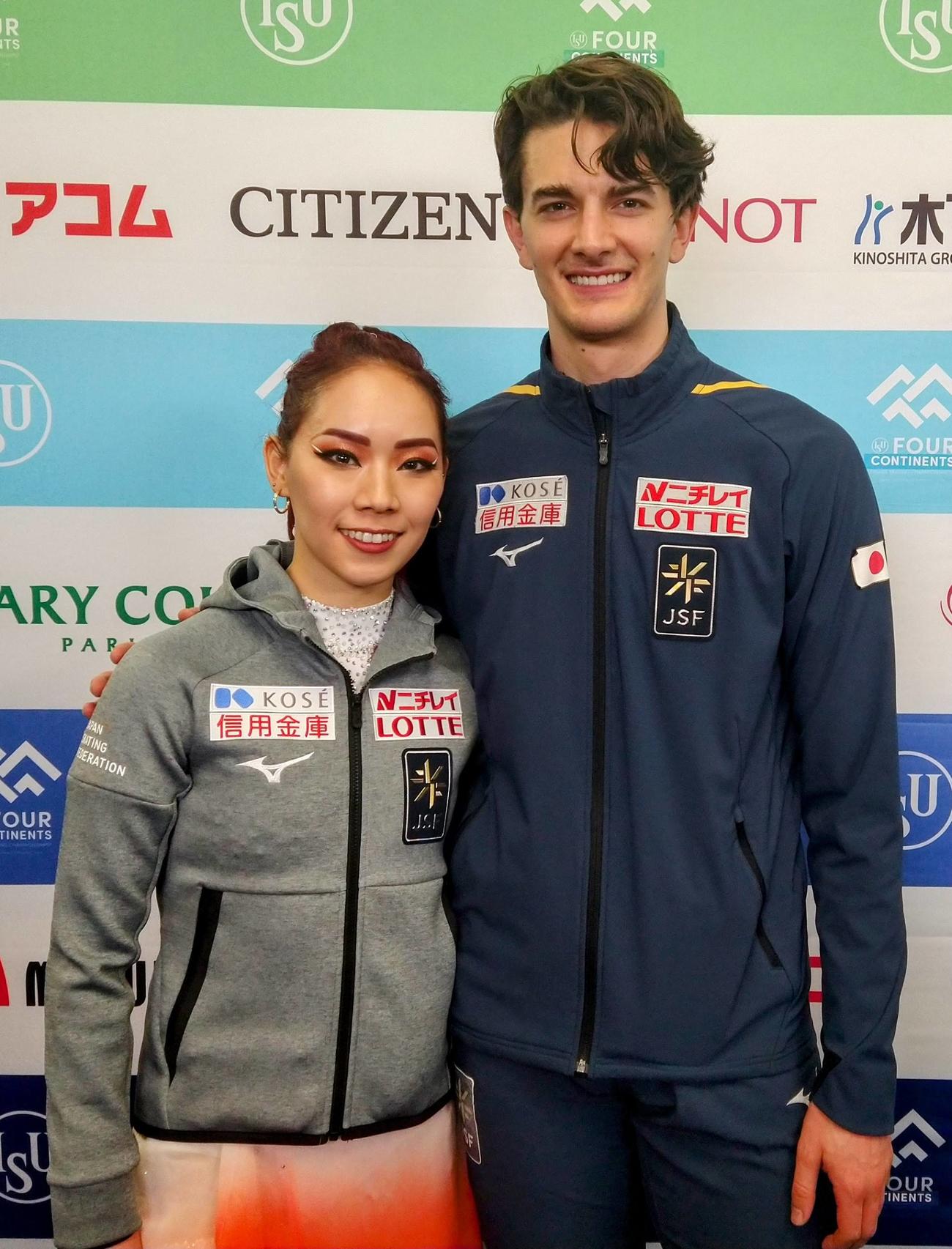 自己記録を出した4大陸選手権のアイスダンスに出場後、取材に応じた「チームココ」小松原美里（左）尊夫妻組（撮影・木下淳）