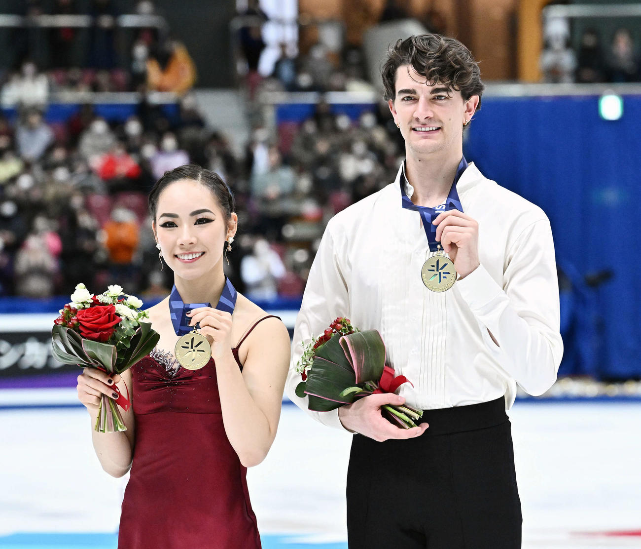 フィギュアスケート全日本選手権アイスダンスで金メダルの小松原美里（左）と小松原尊（2023年12月24日撮影）