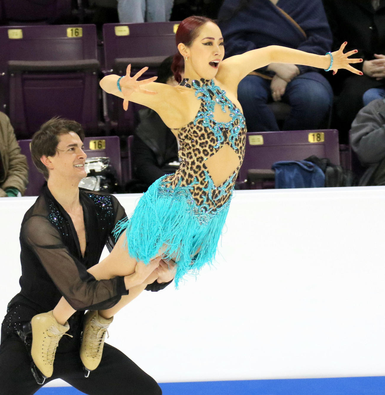 フィギュアスケート4大陸選手権のアイスダンス公式練習で曲かけ練習を行う小松原美里（右）尊夫妻組（撮影・木下淳）