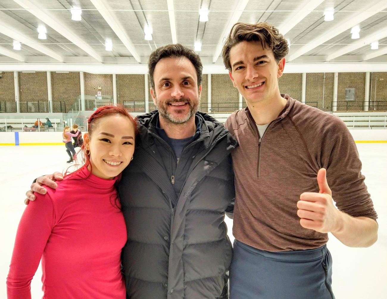 アイスアカデミー・オブ・モントリオールの練習リンクで肩を組む左から小松原美里、パトリス・ローゾン・コーチ、小松原尊（撮影・木下淳）