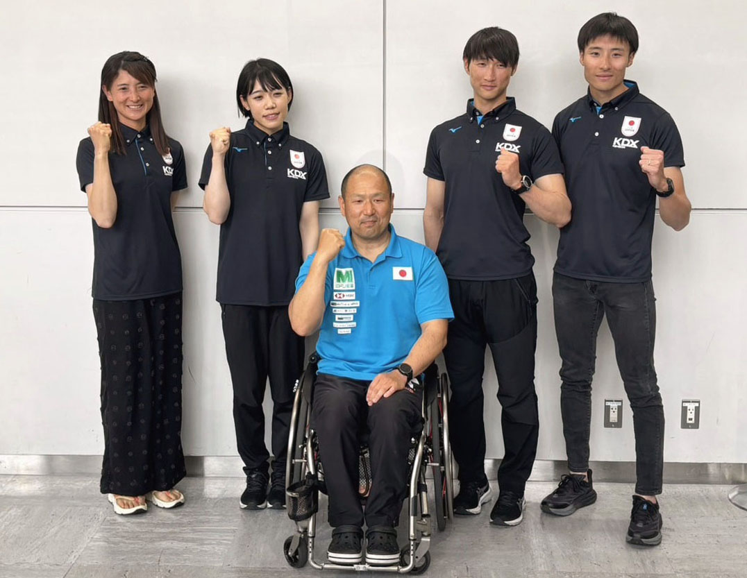 ローイングのパリ五輪アジア・オセアニア予選から帰国し、ポーズをとる男女軽量級ダブルスカルの大石綾美（左端）、古田直輝（右から2人目）ら（共同）