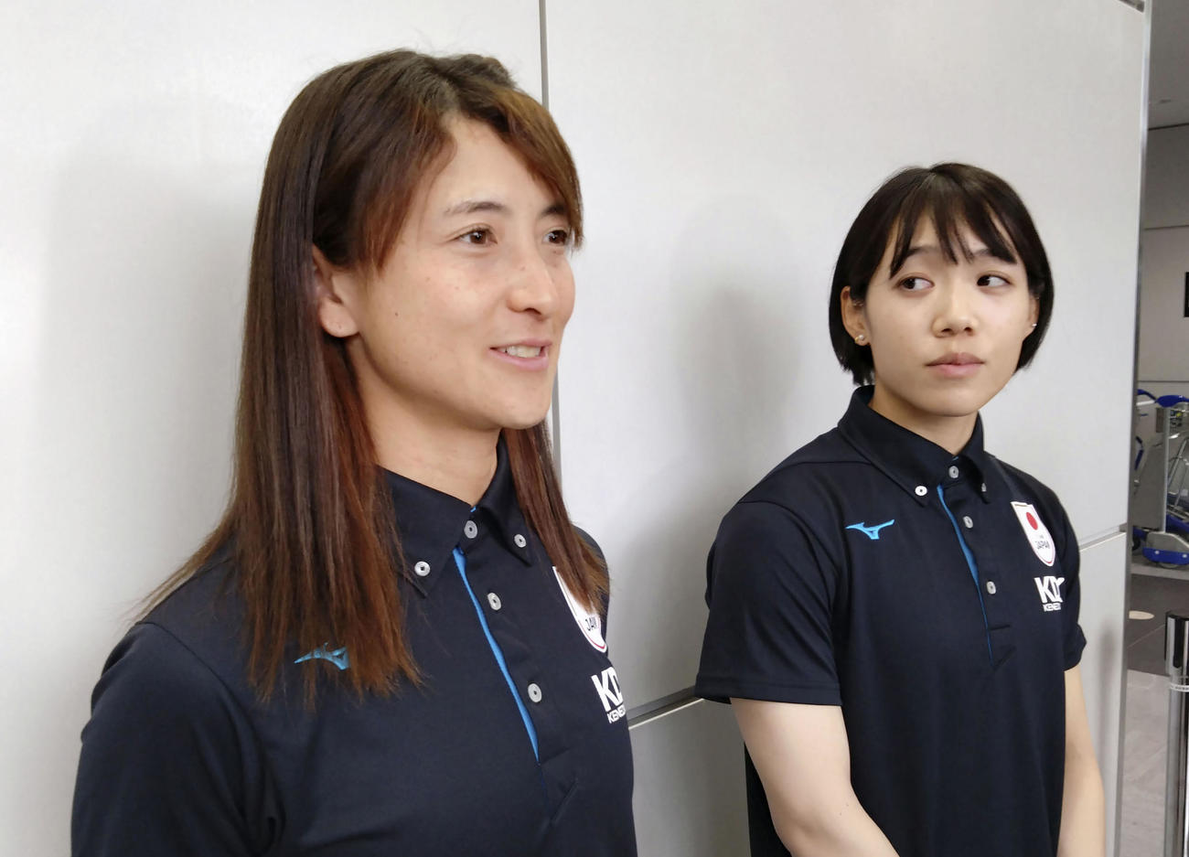 ローイングのパリ五輪アジア・オセアニア予選から帰国し、取材に応じる女子軽量級ダブルスカルの大石綾美（左）と広内映美（共同）