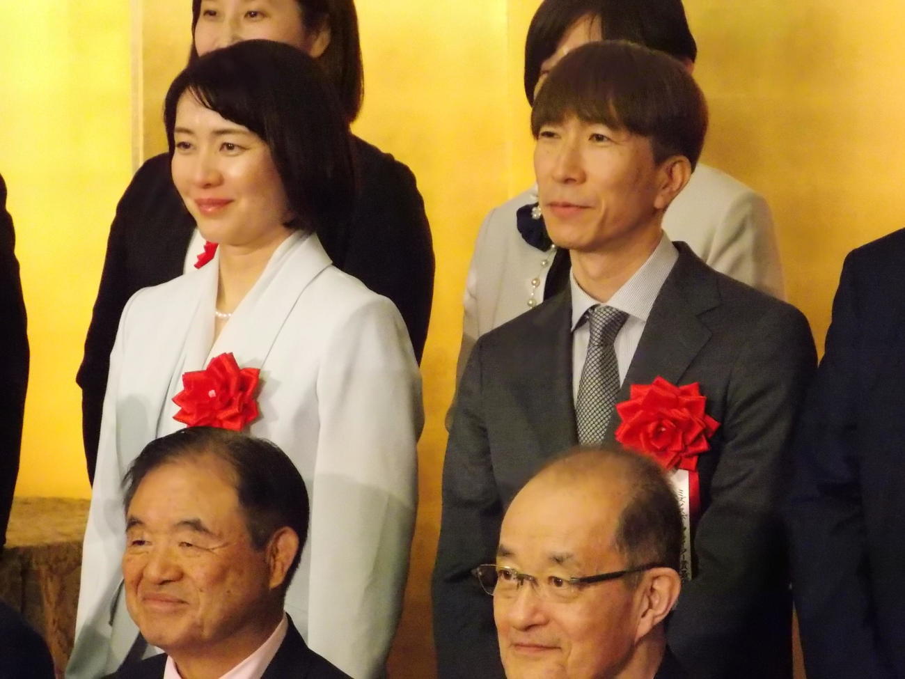 ミズノスポーツメントール賞ゴールドを受賞した酒井瑞穂さん（2列目左）とミズノスポーツライター賞最優秀賞を受賞した森合正範さん（同右）（撮影・松本航）