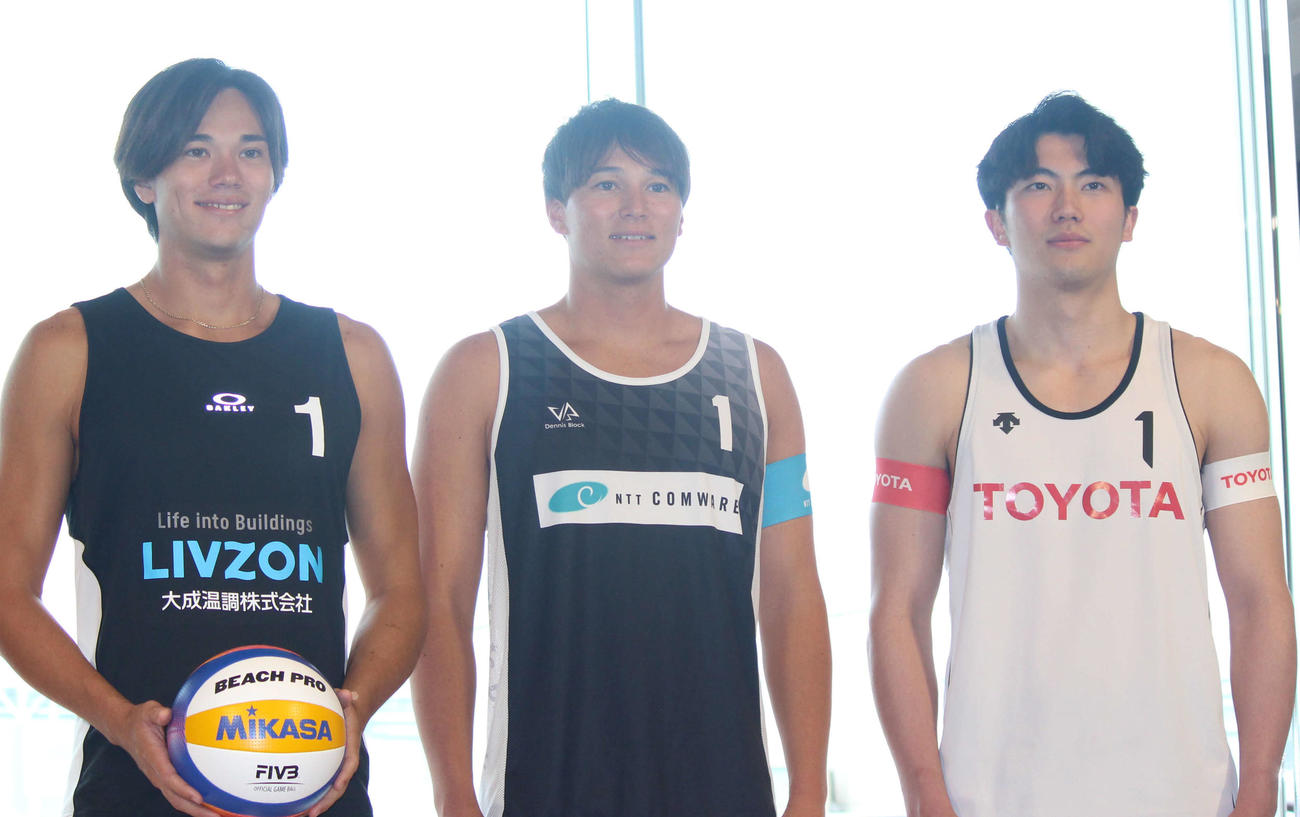 開幕会見に出席した（左から）黒川寛輝ディラン、黒川魁、水町泰杜（撮影・勝部晃多）