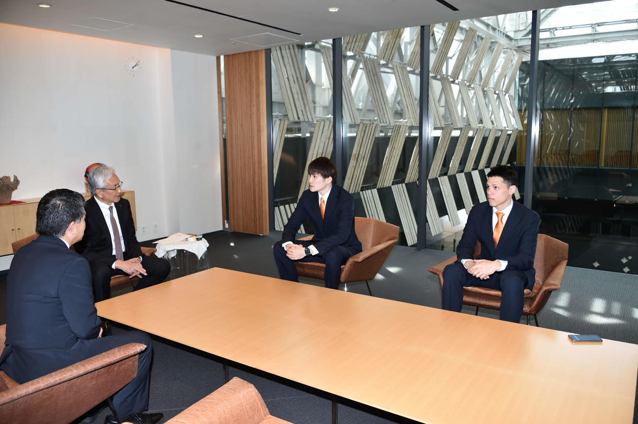 磯田市長（左から2人目）にシーズンの感想を話す大矢（左から3人目）。左端は糸満社長、右端は田中
