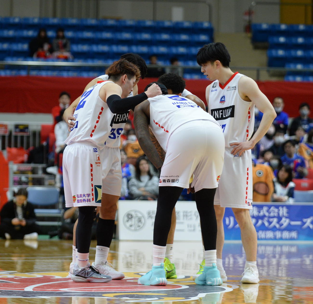 円陣を組む青森ワッツの選手たち（2024年3月9日撮影）