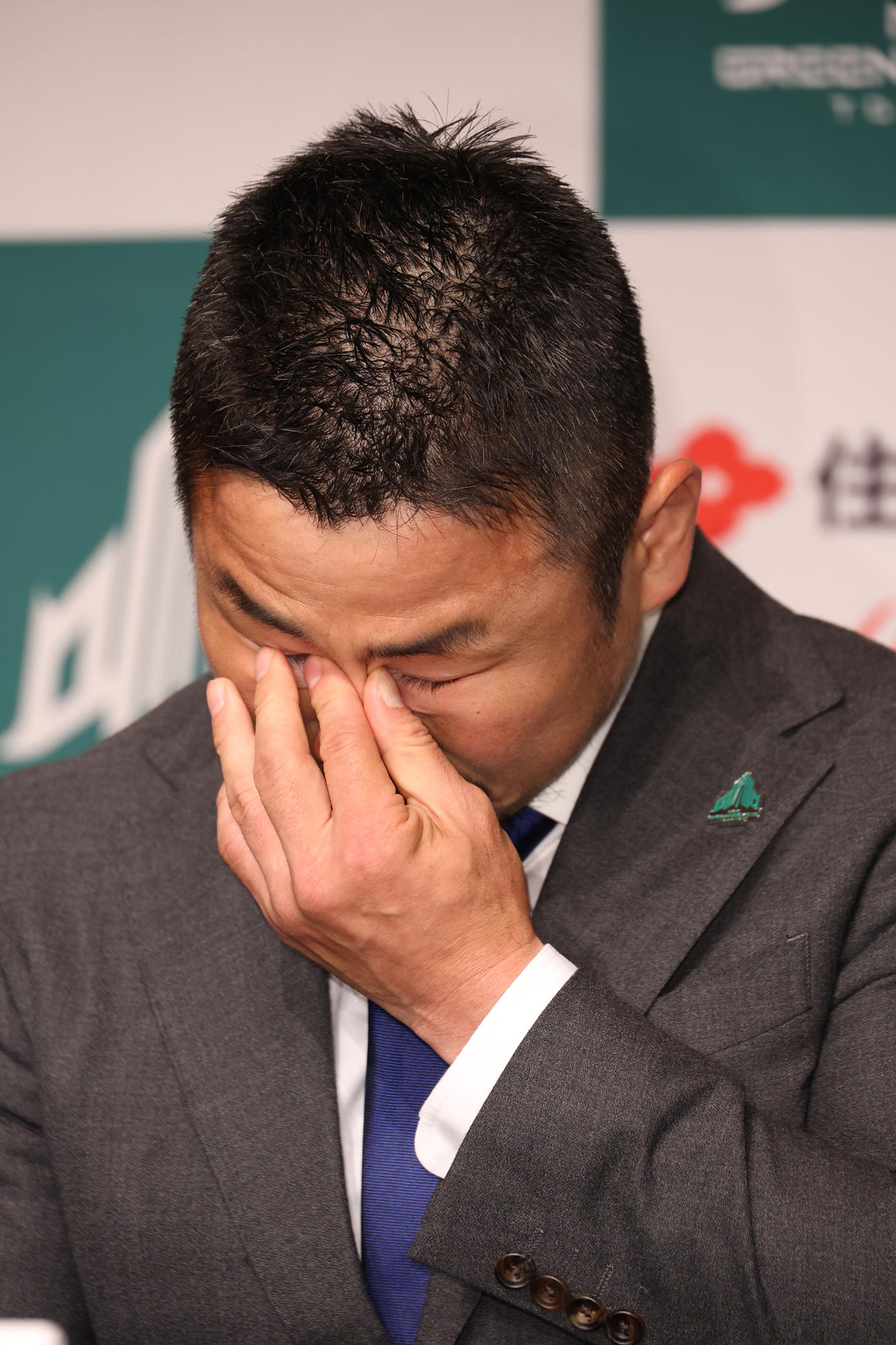 今シーズン限りでの現役引退を発表し目頭を押さえる元日本代表の田中（撮影・中島郁夫）